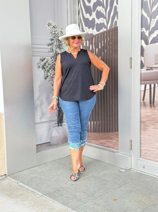 BLACK SLEEVELESS V-NECK LULU-B