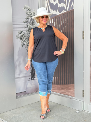 BLACK SLEEVELESS V-NECK LULU-B