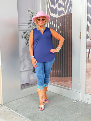 NAVY SLEEVELESS V-NECKl TOP LULU-B
