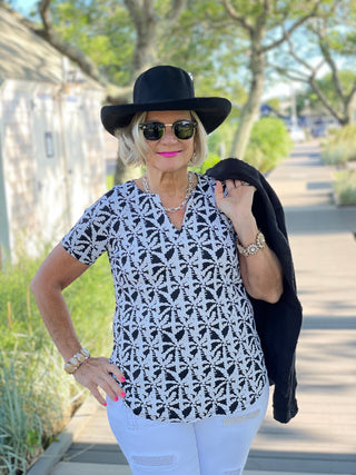 BLACK AND BEIGE SHORT SLEEVE