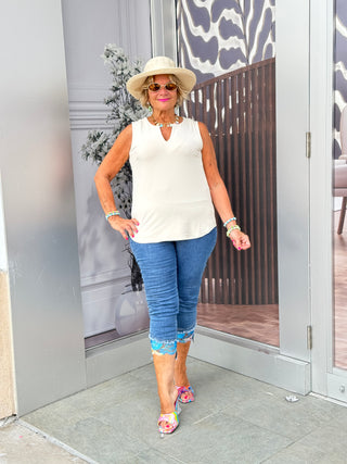 STONE SLEEVELESS V-NECK
