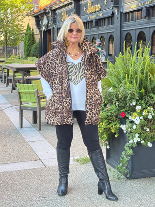 LEOPARD WHITE SEQUIN HEART APPLIQUÉ TOP