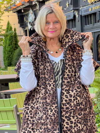 LEOPARD WHITE SEQUIN HEART APPLIQUÉ TOP