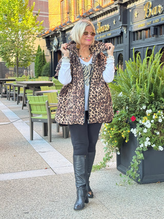 LEOPARD WHITE SEQUIN HEART APPLIQUÉ TOP