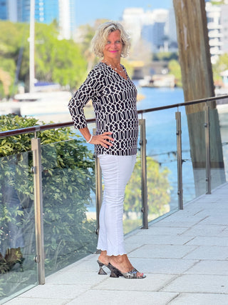 LULU B MIDNIGHT TRELLIS V NECK TOP LULU-B